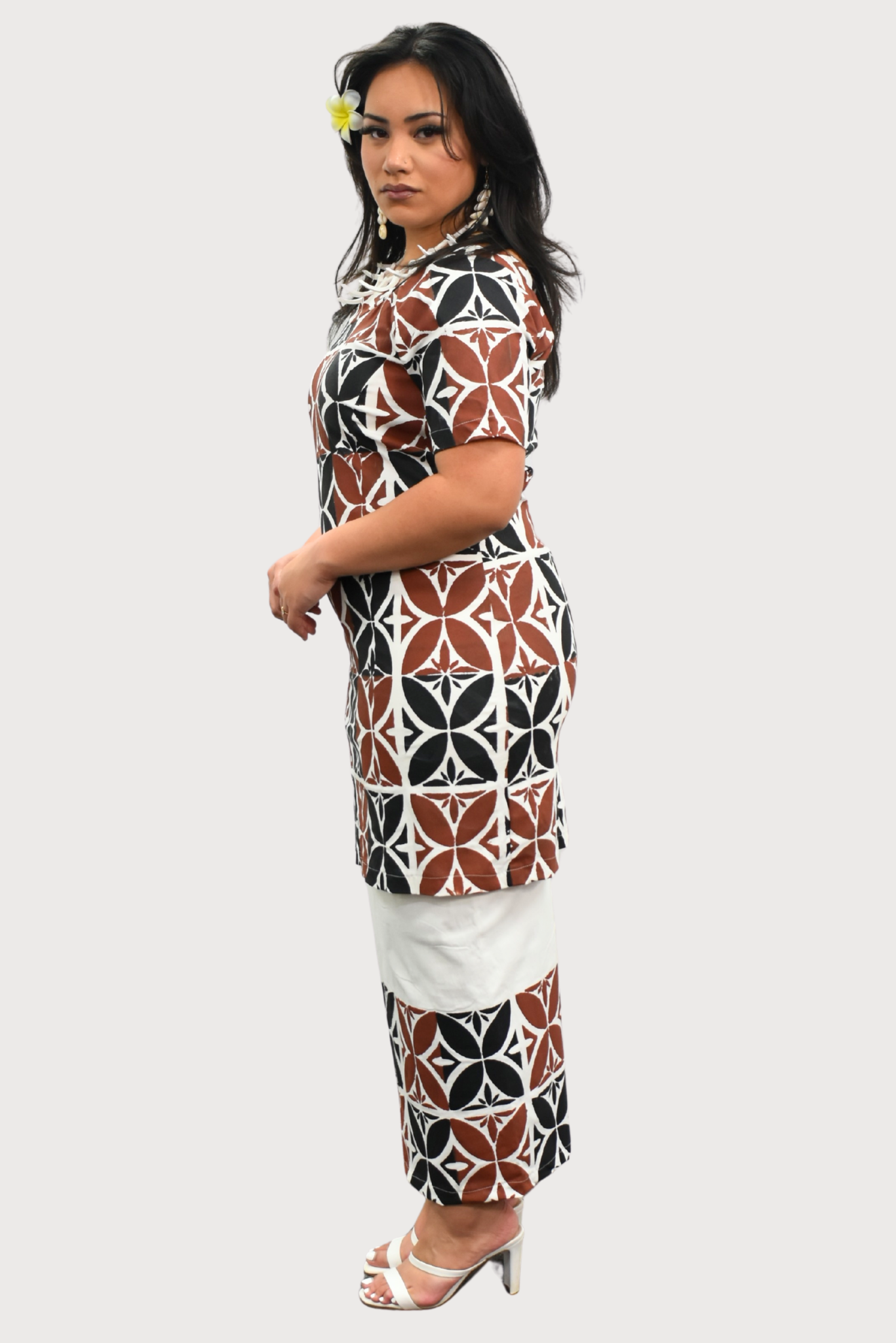 BROWN, BLACK & WHITE ROUND NECK PULETASI