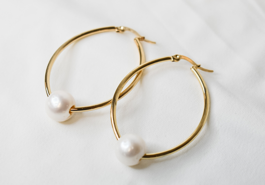 LIANNA - NATURAL WHITE PEARL x 14K GOLDFILLED OVAL HOOP EARRINGS
