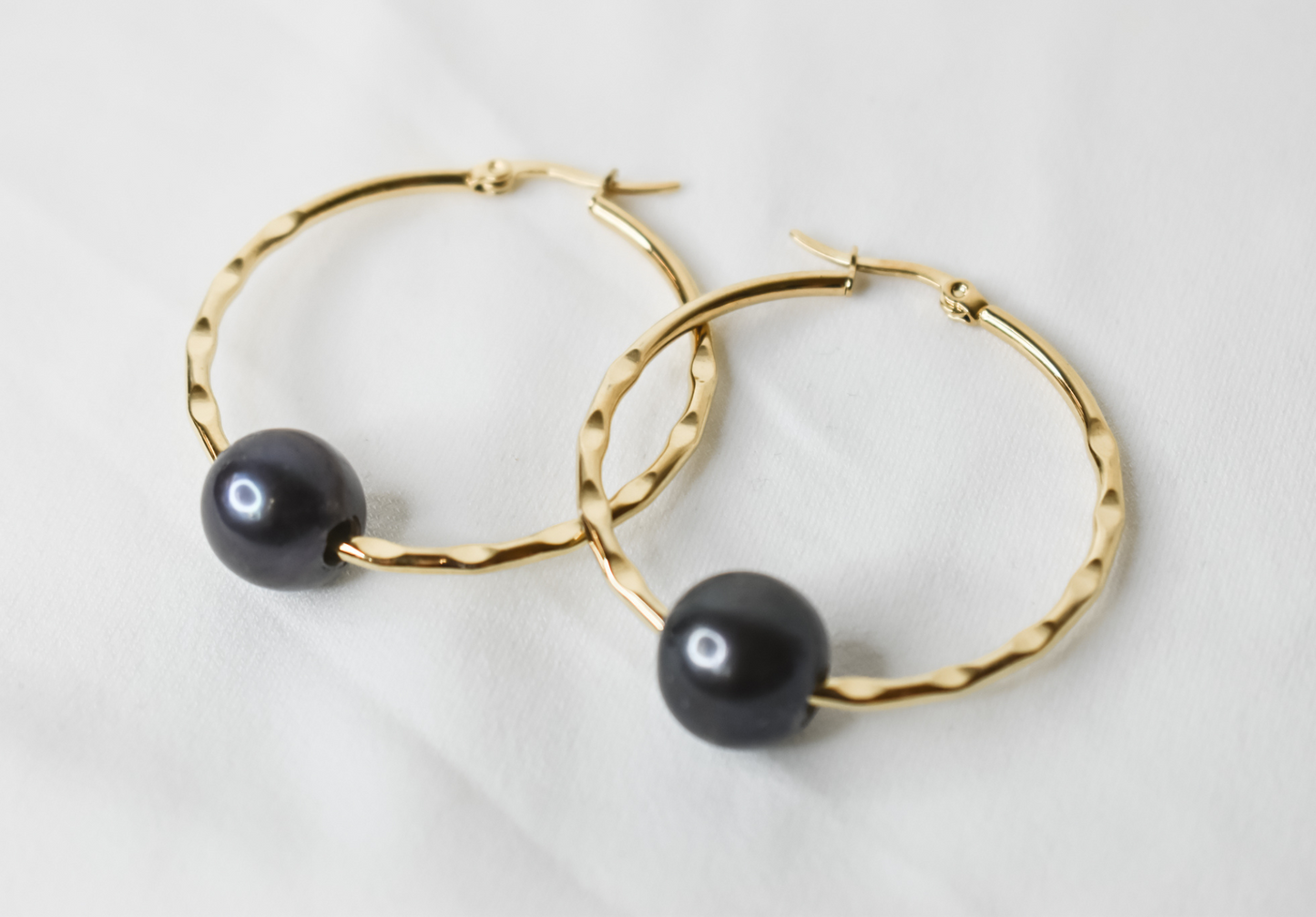 LAYLA - NATURAL BLACK PEARL x 14K GOLDFILLED HAMMERED EARRINGS