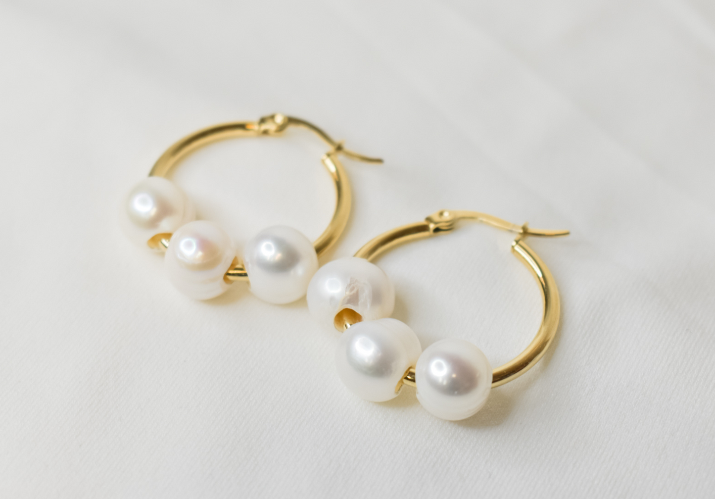 LUISA - NATURAL WHITE PEARLS x 14K GOLDFILLED MINI HOOP EARRINGS