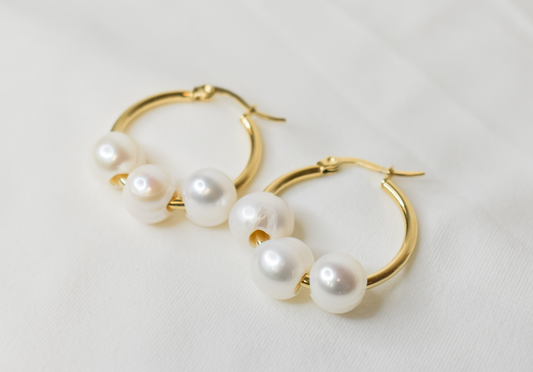 LUISA - NATURAL WHITE PEARLS x 14K GOLDFILLED MINI HOOP EARRINGS