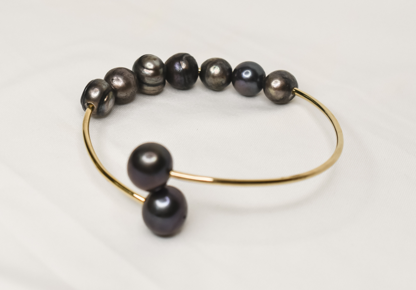 LINA - NATURAL DARK BROWN / BLACK BAROQUE PEARL OPEN BANGLE