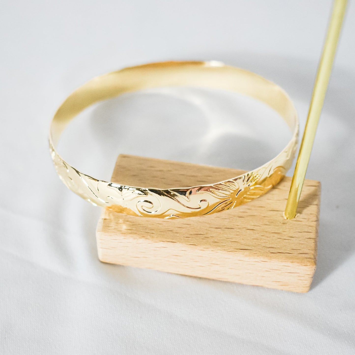 SINALEI - Brand New Island Style Tribal Pattern GOLDFILLED Bangle
