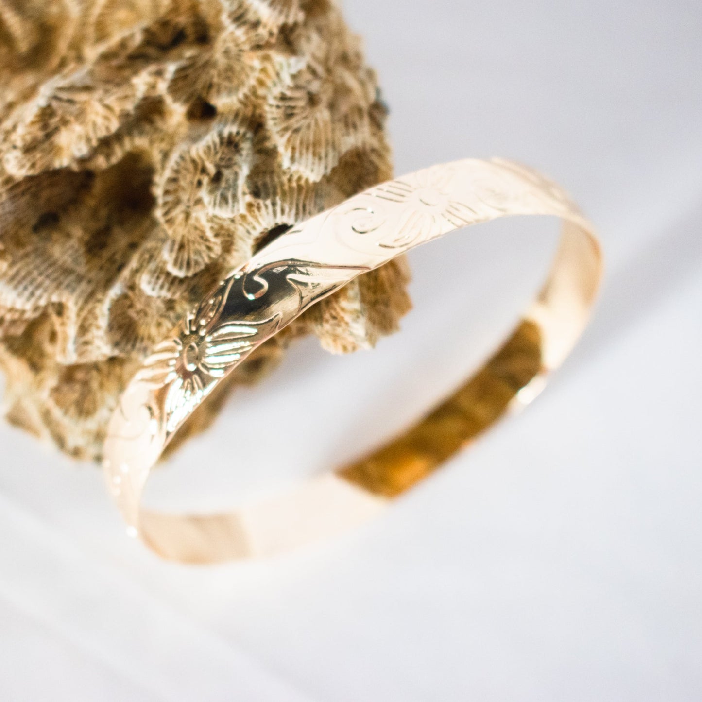 SINALEI - Brand New Island Style Tribal Pattern GOLDFILLED Bangle