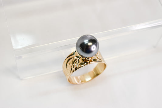 ROSA - BLACK SHELL PEARL FT GOLDFILLED BAND RING