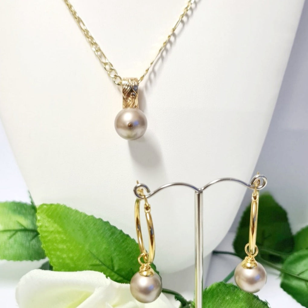 SEI ALOFA #7 - Engraved Drop Pendant With Light Gold Premium Swarovski Pearl Set