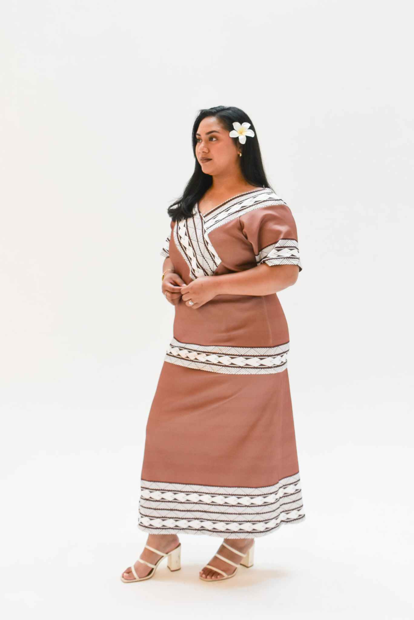 MIA V-NECK PULETASI - BROWN AND WHITE