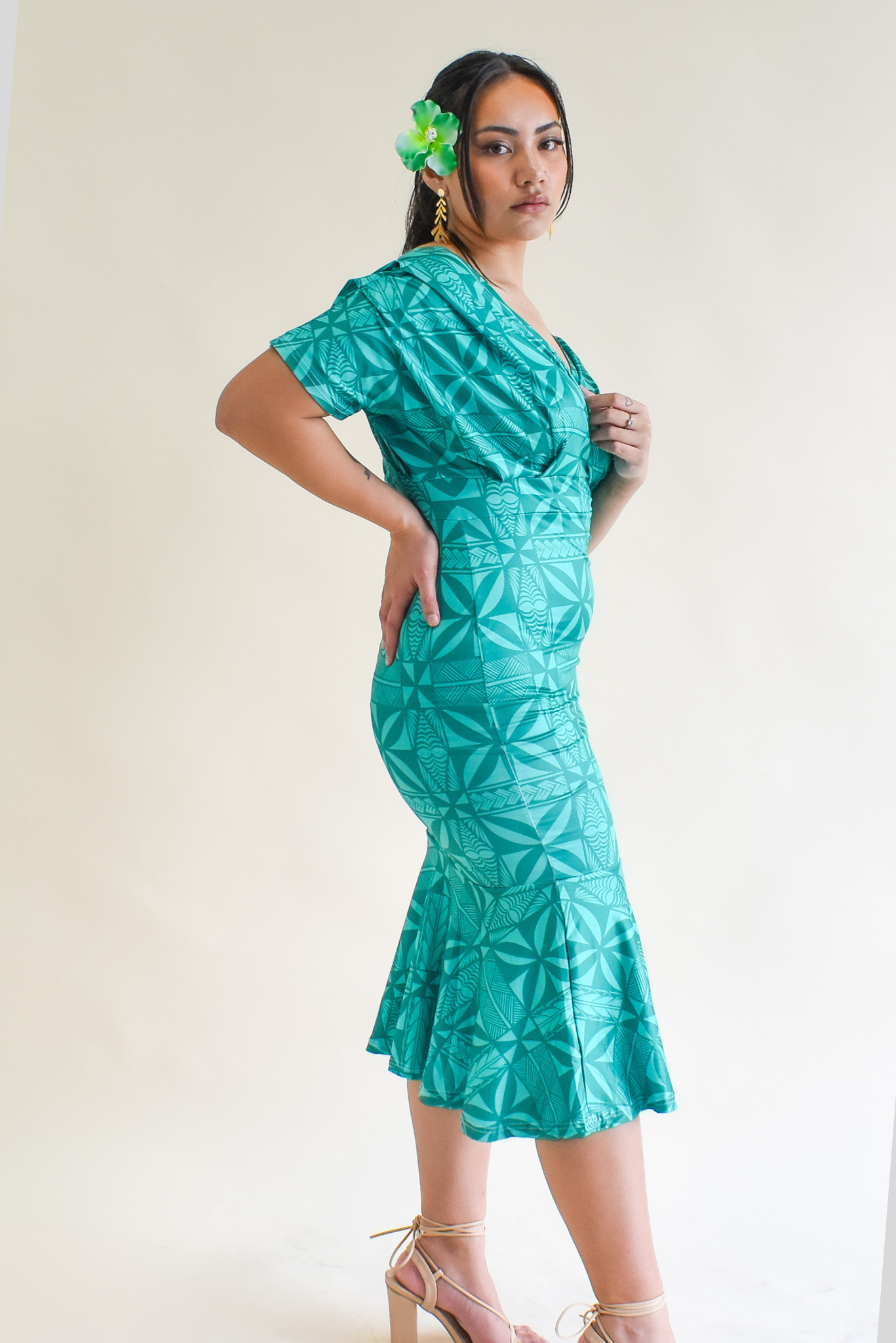 (PRE-ORDER) LARA DRESS - V NECK RUCHED MIDI DRESS - GREEN - PREORDER