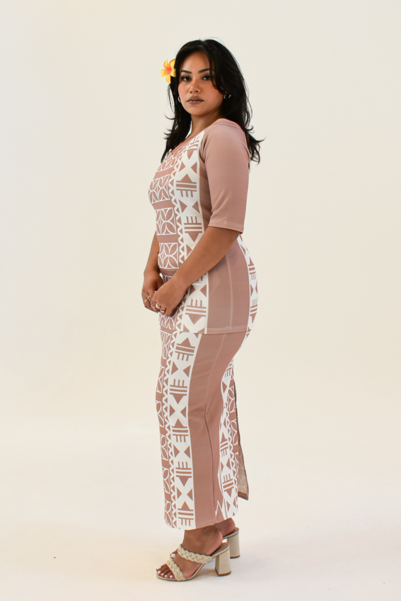 ELEI PULETASI - ROSE BEIGE & WHITE