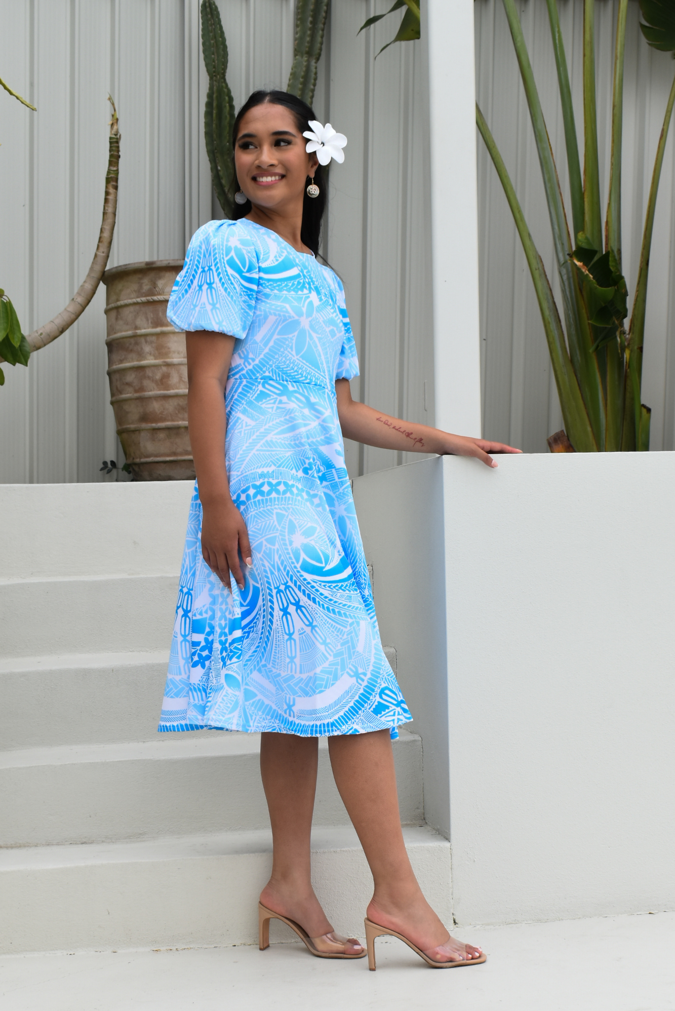 Blue and deals white hawaiian dress