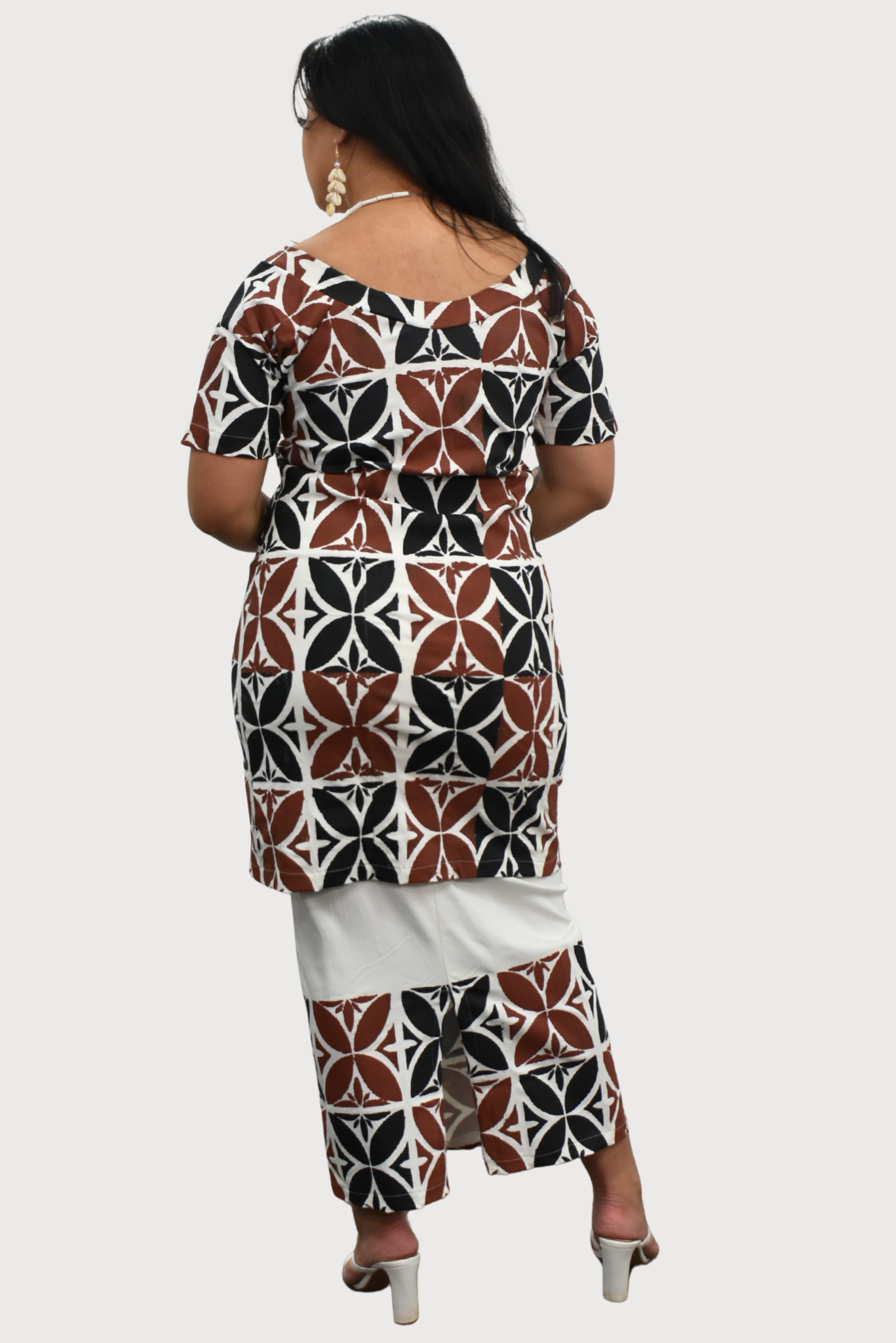 BROWN, BLACK & WHITE ROUND NECK PULETASI