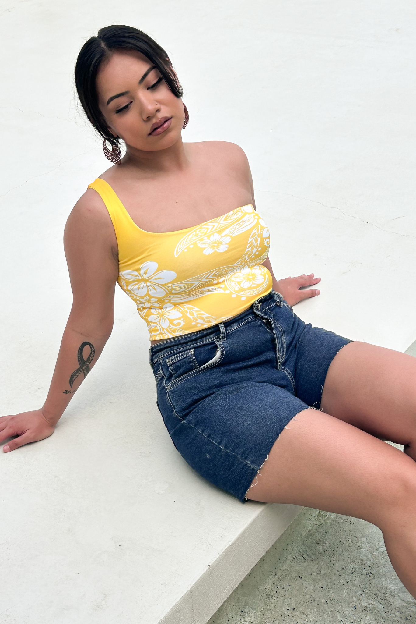 ELEIA TOP - ONE SLEEVE CROP TOP - YELLOW AND WHITE