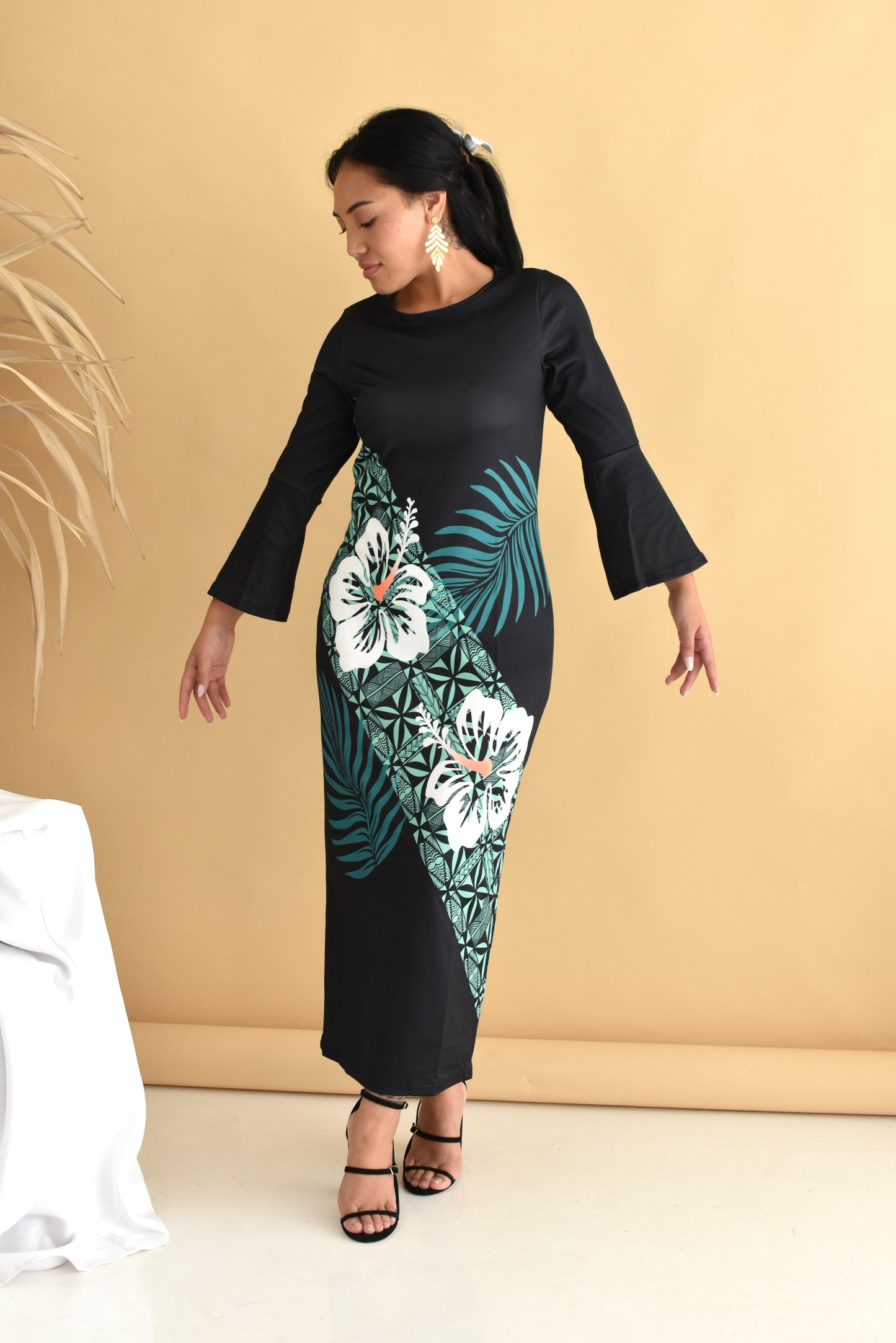 (PRE-ORDER) DRESS - FLARED LONG SLEEVE DRESS - BLACK & GREEN