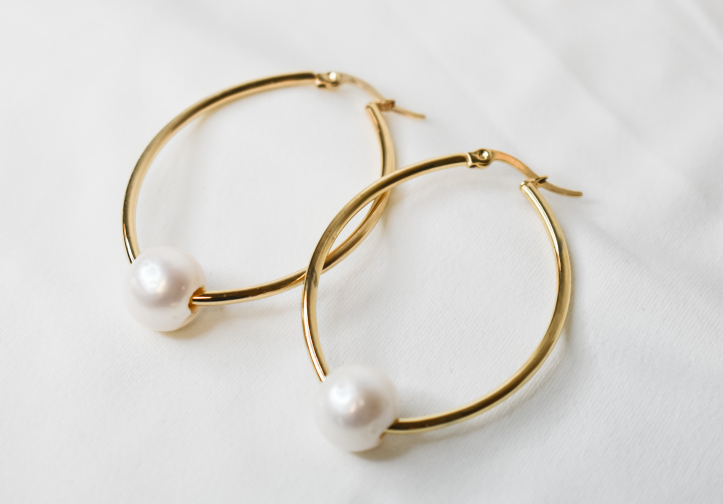LIANNA - NATURAL WHITE PEARL x 14K GOLDFILLED OVAL HOOP EARRINGS