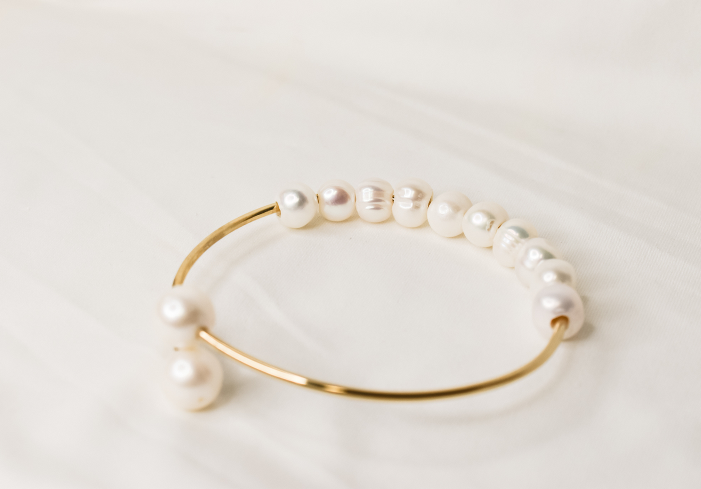 LINA 2 - NATURAL WHITE BAROQUE PEARL OPEN BANGLE (14K GOLDFILLED)