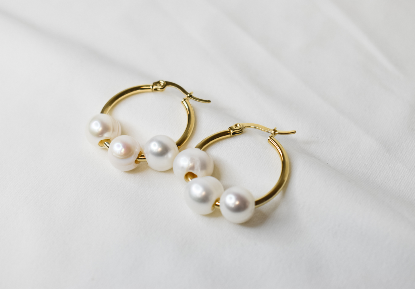 LUISA - NATURAL WHITE PEARLS x 14K GOLDFILLED MINI HOOP EARRINGS