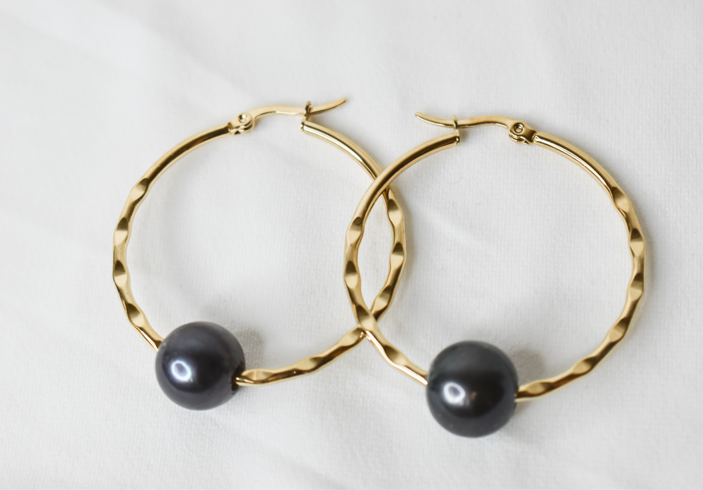 LAYLA - NATURAL BLACK PEARL x 14K GOLDFILLED HAMMERED EARRINGS