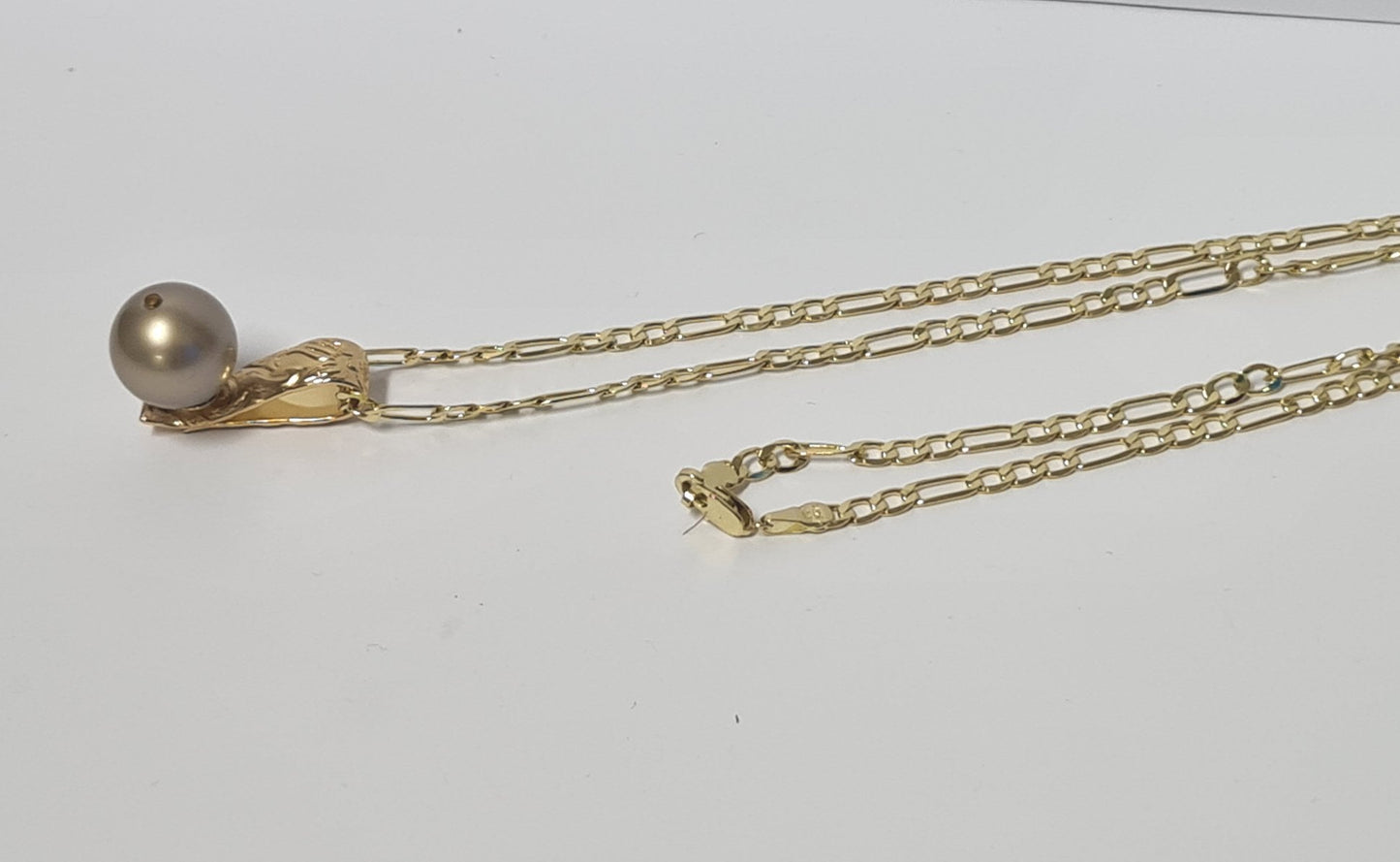SEI ALOFA #7 - Engraved Drop Pendant With Light Gold Premium Swarovski Pearl Set