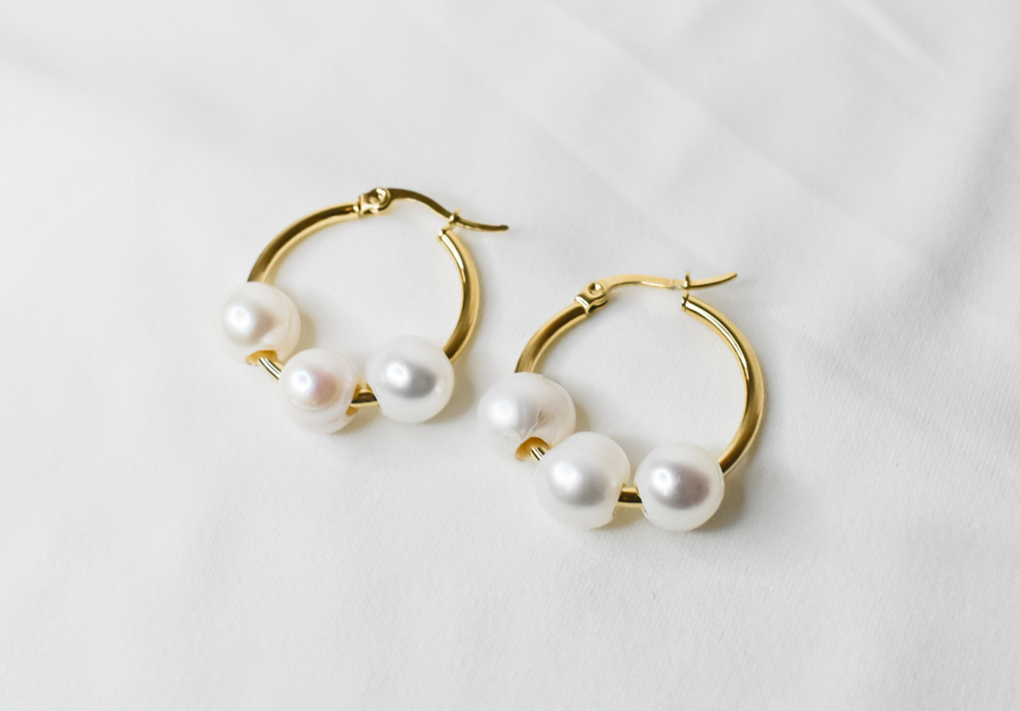LUISA - NATURAL WHITE PEARLS x 14K GOLDFILLED MINI HOOP EARRINGS