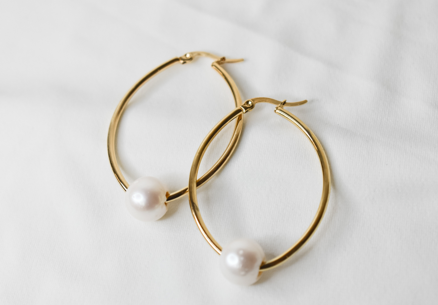LIANNA - NATURAL WHITE PEARL x 14K GOLDFILLED OVAL HOOP EARRINGS