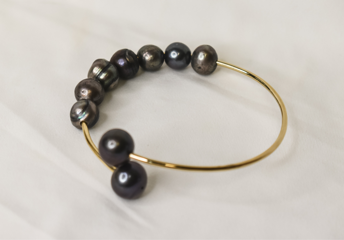 LINA - NATURAL DARK BROWN / BLACK BAROQUE PEARL OPEN BANGLE