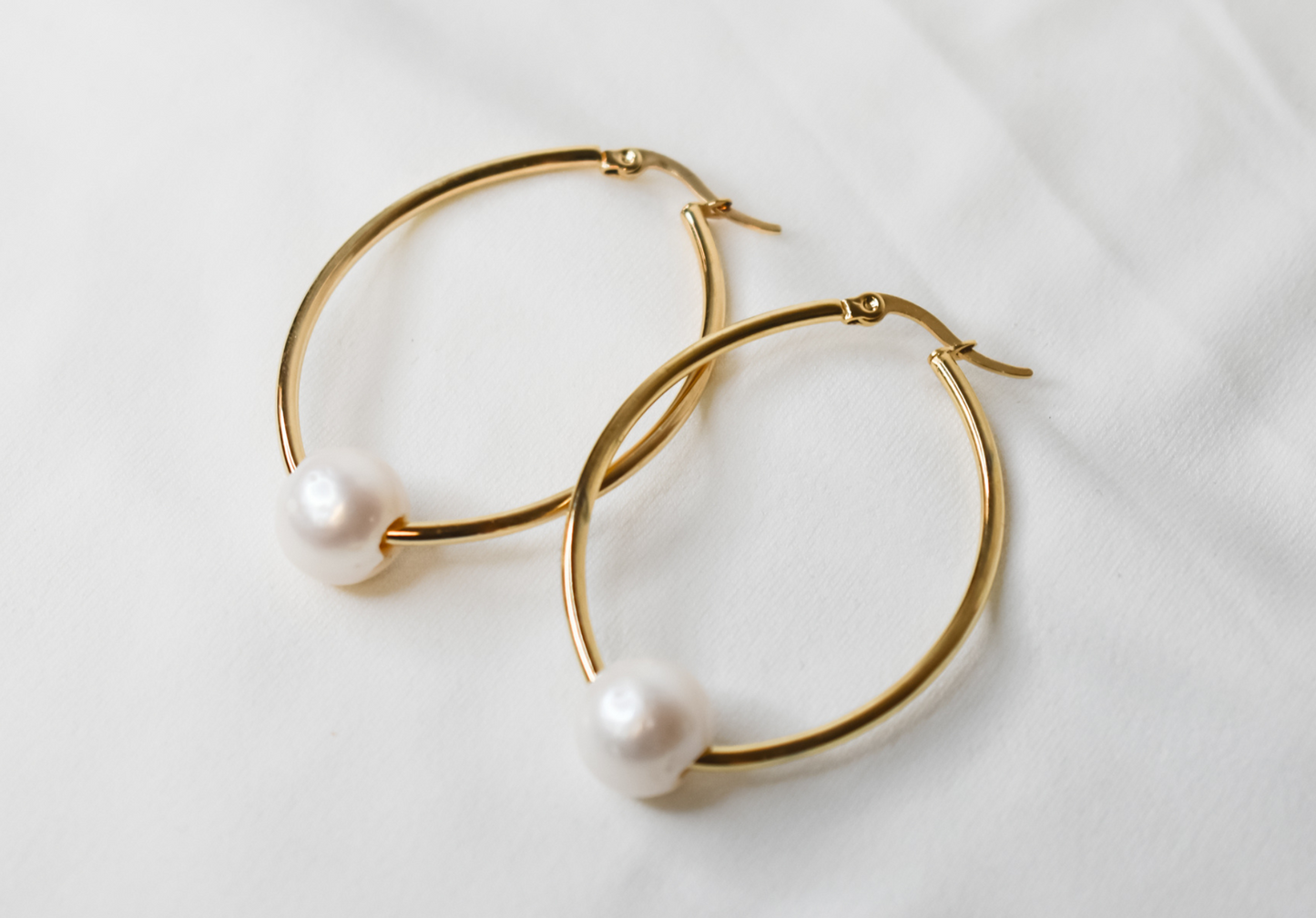 LIANNA - NATURAL WHITE PEARL x 14K GOLDFILLED OVAL HOOP EARRINGS