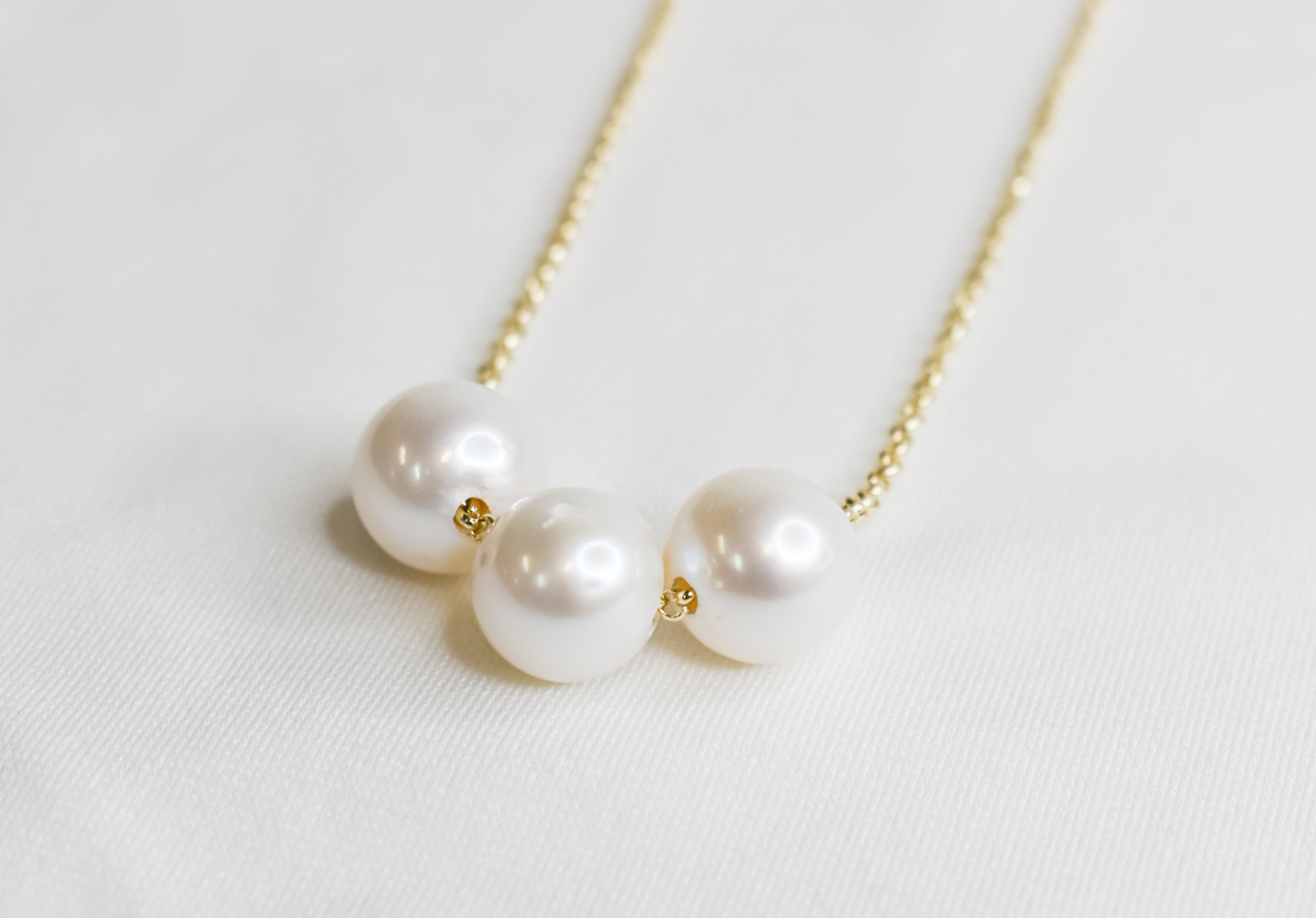 MELODY - NATURAL WHITE ROUND PEARL FLOATER NECKLACE (14K GOLDFILLED)