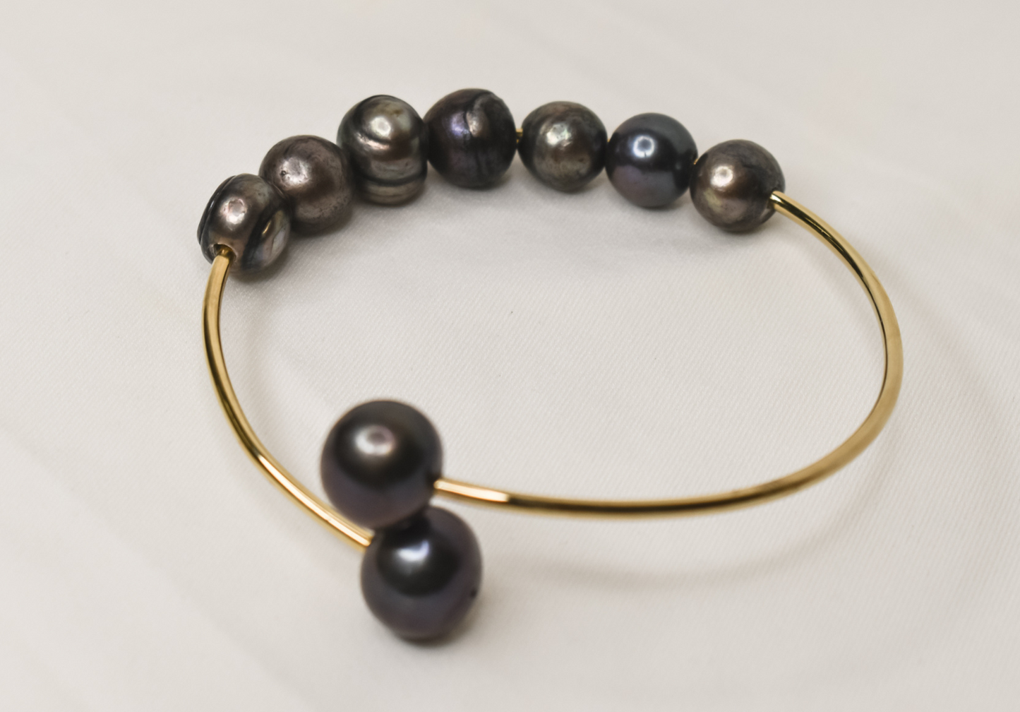 LINA - NATURAL DARK BROWN / BLACK BAROQUE PEARL OPEN BANGLE