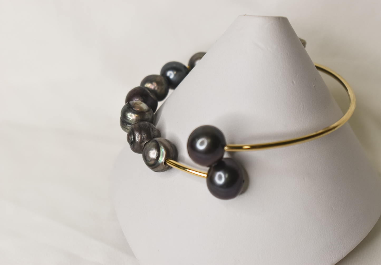 LINA - NATURAL DARK BROWN / BLACK BAROQUE PEARL OPEN BANGLE