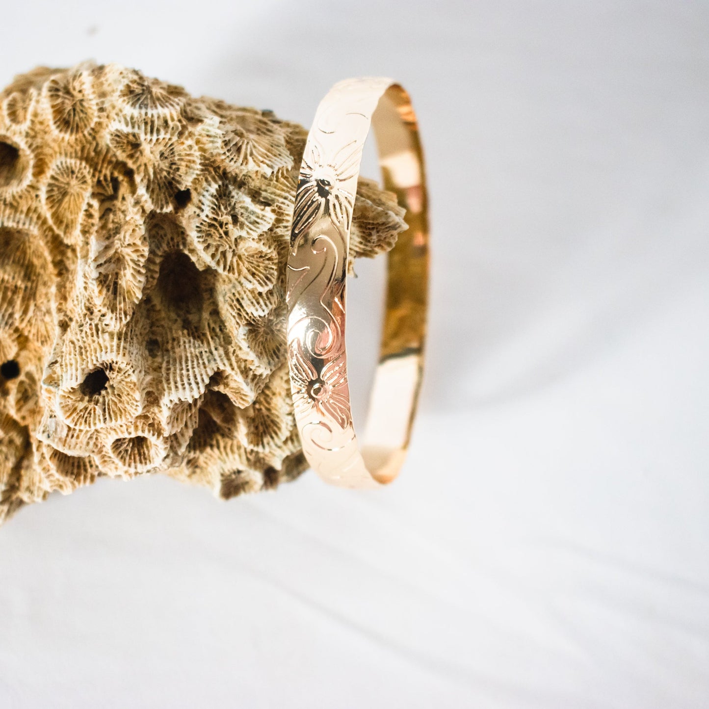 SINALEI - Brand New Island Style Tribal Pattern GOLDFILLED Bangle