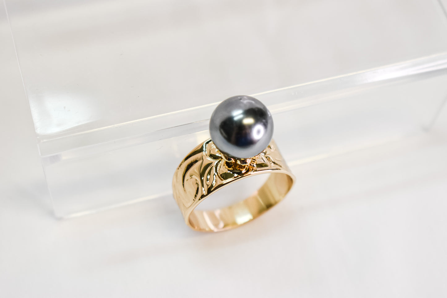 ROSA - BLACK SHELL PEARL FT GOLDFILLED BAND RING