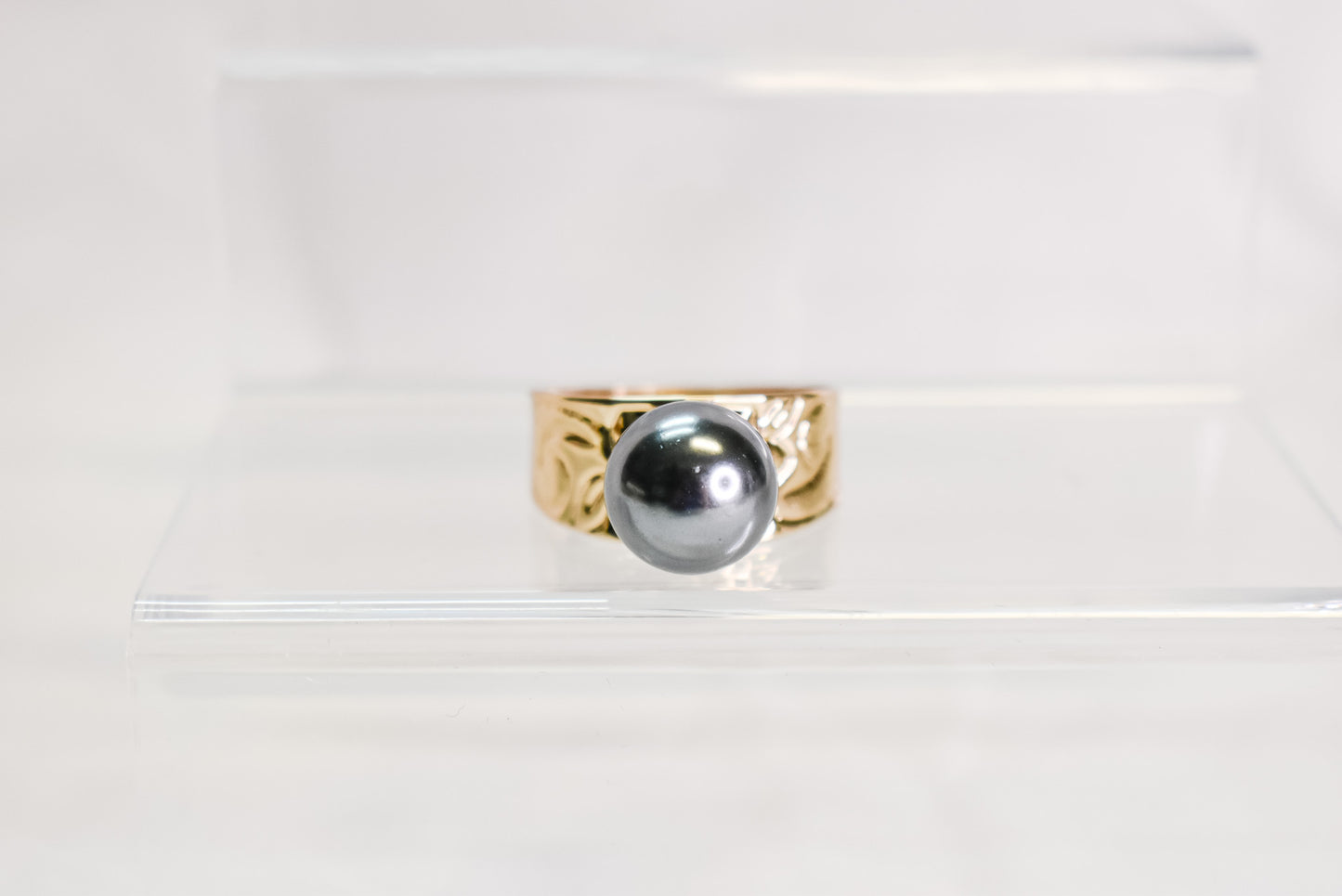ROSA - BLACK SHELL PEARL FT GOLDFILLED BAND RING