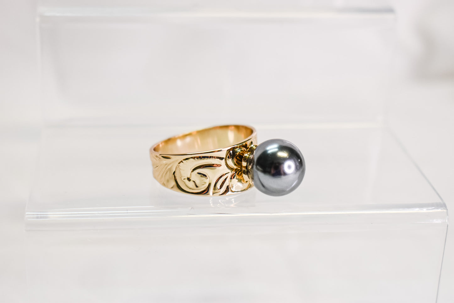 ROSA - BLACK SHELL PEARL FT GOLDFILLED BAND RING