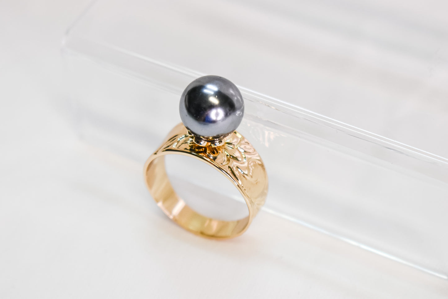 ROSA - BLACK SHELL PEARL FT GOLDFILLED BAND RING