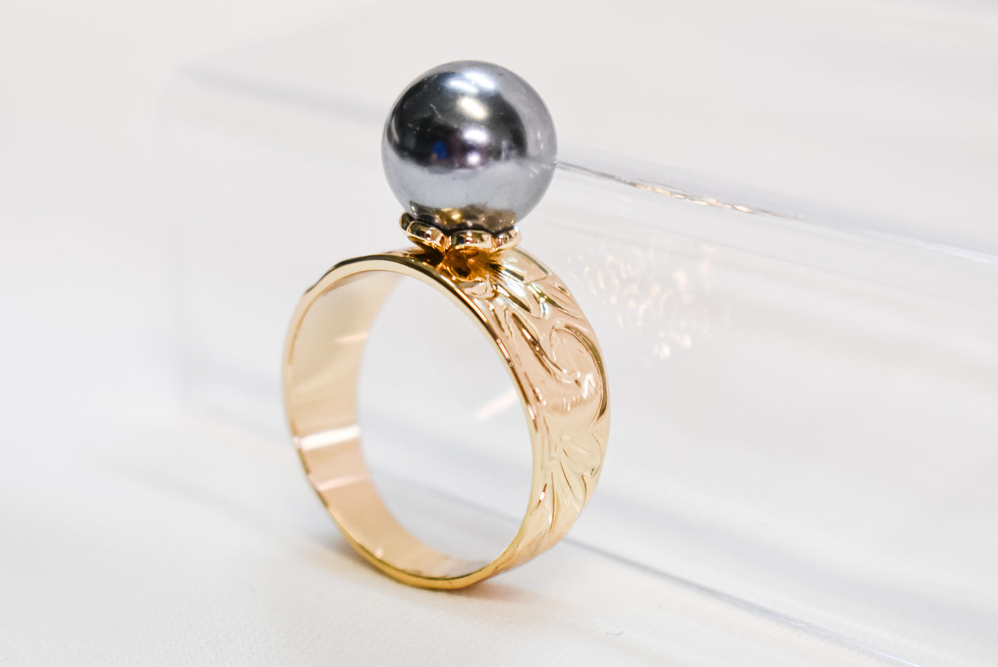 ROSA - BLACK SHELL PEARL FT GOLDFILLED BAND RING