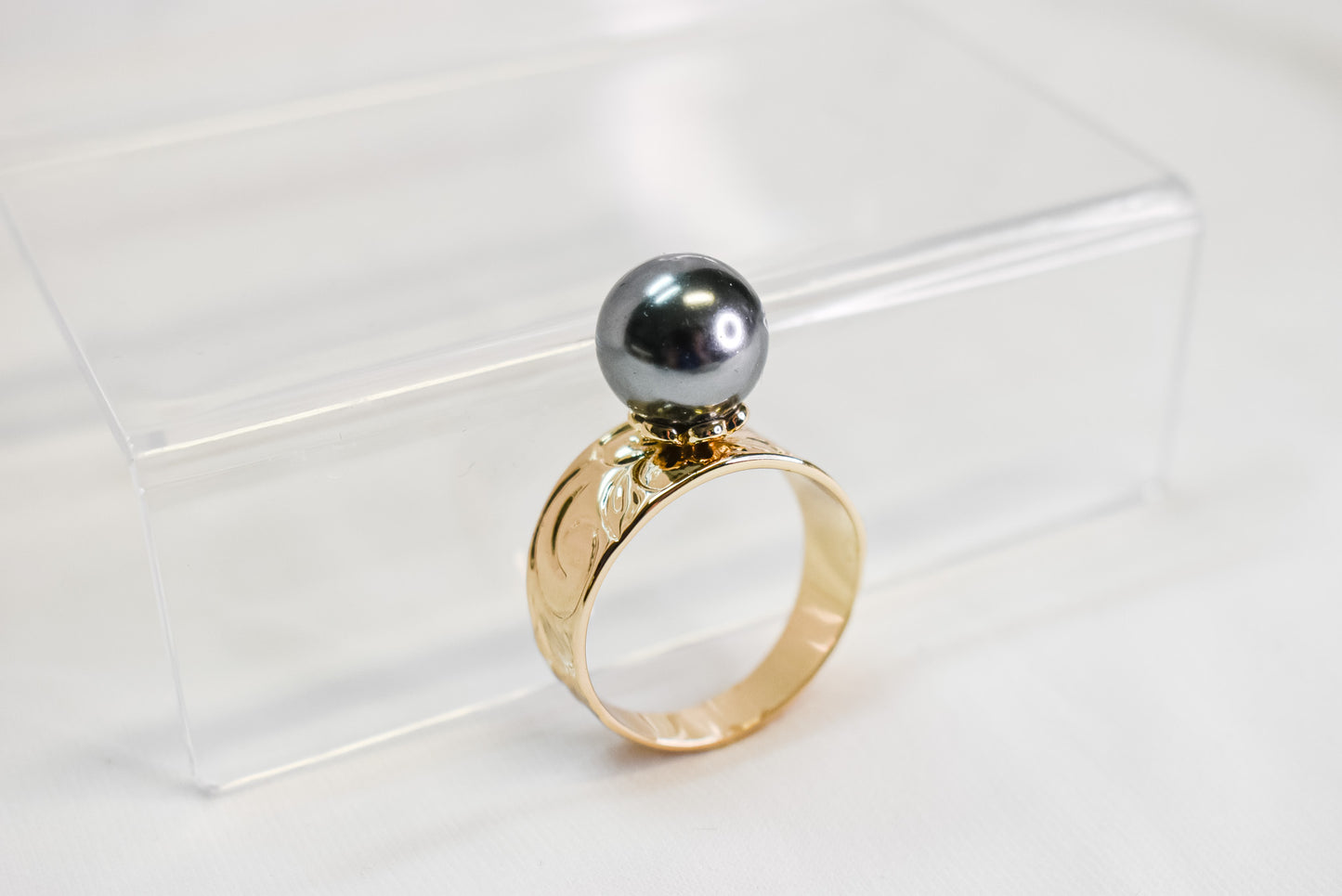 ROSA - BLACK SHELL PEARL FT GOLDFILLED BAND RING
